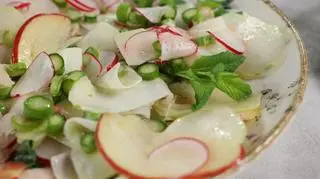 Chrupiąca sałatka pełna nowalijek