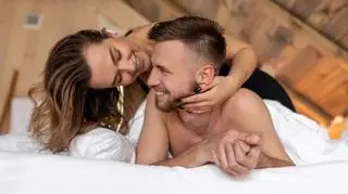 Para kochanków w łóżku