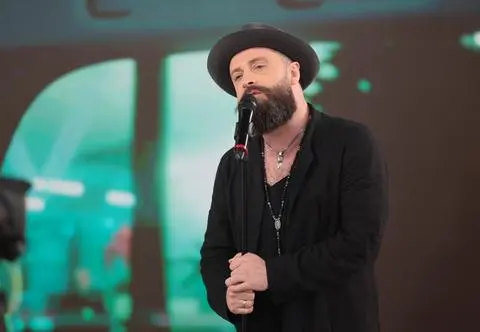 Łukasz Drapała na scenie Dzień Dobry TVN. Posłuchaj piosenki "Idziemy do mnie"