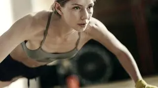 Jak prawidłowo wykonać pompki szwedzkie?