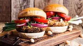 Nowe badanie na temat wegańskich dań w fast foodach. "Konsumenci mogą nie zdawać sobie sprawy"