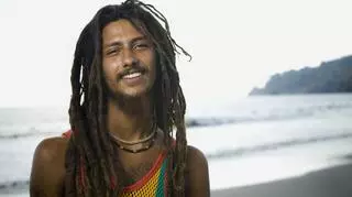 Uśmiechnięty mężczyzna w dredach. Rastafarianizm. 