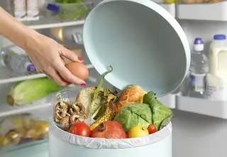 Ratuje żywność, która trafiła do śmietnika. "Dla mnie powodem do wstydu jest wyrzucanie dobrego jedzenia" 