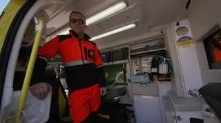 Nie miał czym transportować rannym z Ukrainy. Pomógł mu w tym Kamil Glik i zafundował karetkę   