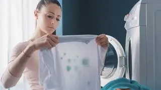 Co zrobić, gdy pralka brudzi ubrania? Przyczyny i skuteczne sposoby na plamy z pralki