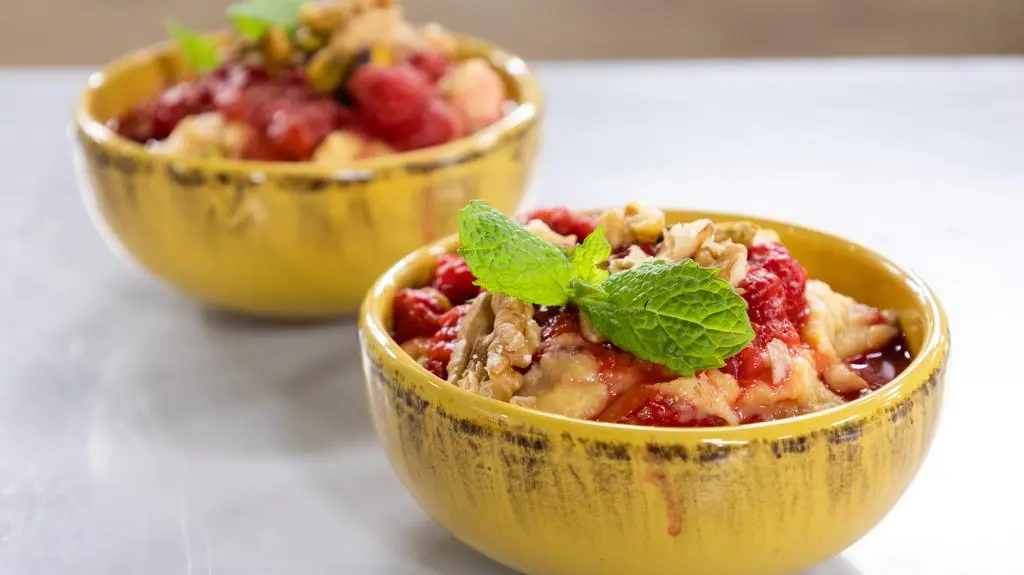 Polenta z truskawkami na mleku migdałowym z pistacjami