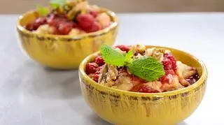 Polenta z truskawkami na mleku migdałowym z pistacjami