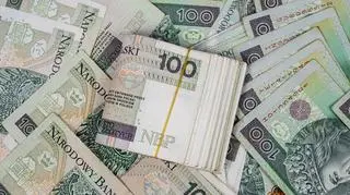 Skrzynia pieniędzy i słodyczy zostawiona pod domem dziecka na Podkarpaciu