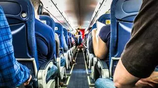 Podróżnicy namawiają, aby nigdy nie rezerwować miejsc w samolocie obok siebie. "Najgorsza rada w historii" 