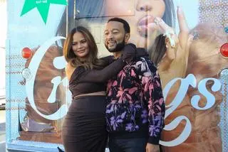 Chrissy Teigen urodziła "tęczowe dziecko"