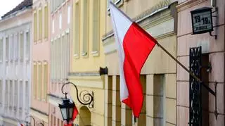 Polska flaga wywieszona na Święto Flagi