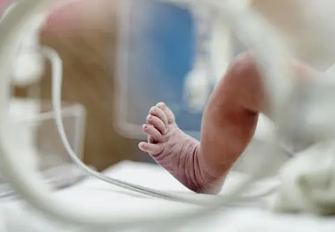 Znalazł w śmietniku dziecko z nieodciętą pępowiną. Chce je zatrzymać  