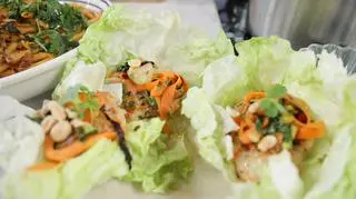 Zdrowe białkowe burgery z krewetek w sałacie