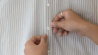 Dlaczego guziki w damskich i męskich koszulach znajdują się po przeciwnych stronach? 