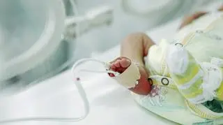 Trzymiesięczny chłopiec walczy o życie. Prokurator: "Obrażenia są potworne". Rodzicom grozi dożywocie