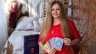 Stworzyła talię tarota dla niewidomych. "Wiele osób chciało pracować z kartami, ale w XXI wieku nie miało do tego narzędzi"