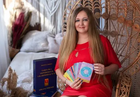 Stworzyła talię tarota dla niewidomych. "Wiele osób chciało pracować z kartami, ale w XXI wieku nie miało do tego narzędzi"