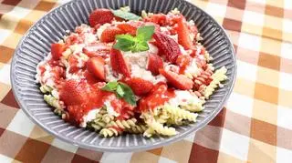 Makaron na słodko z twarogiem i sosem truskawkowym