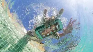 Popularna metoda może być nieskuteczna. Jak uratować zalany telefon?