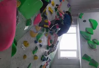 Z powodu choroby zdecydował się na amputację nogi.  Dzięki specjalnej protezie może się wspinać
