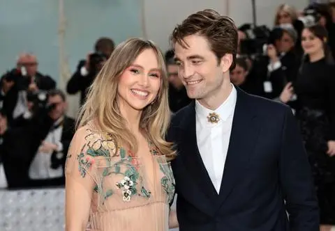Do sieci trafiło pierwsze zdjęcie dziecka Roberta Pattinsona i Suki Waterhouse. "Wygrało genetyczną loterię"