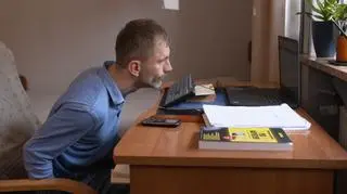Przemek napisał książkę przy pomocy nosa. "Ma niesamowitą cierpliwość"