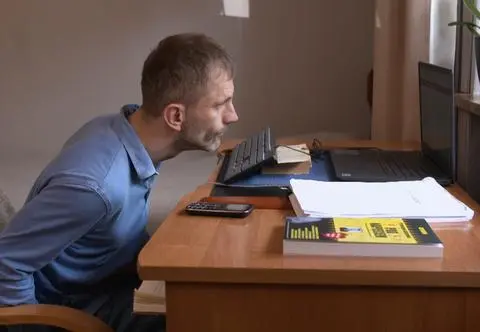 Przemek napisał książkę przy pomocy nosa. "Ma niesamowitą cierpliwość"