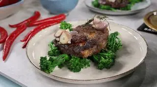 Stek z sezonowanego rostbefu z pikantnym sosem