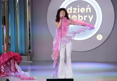 Ramona Rey przenosi nas w magiczne lata 80. Artystka na scenie Dzień Dobry TVN zaśpiewała nowy utwór "To minie" 
