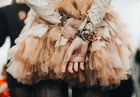 W co się ubrać na wesele zamiast sukienki? Eleganckie i stylowe alternatywy dla kobiet w każdym wieku 
