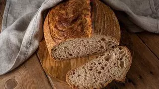 Domowy chleb na wodzie z ogórków kiszonych - prosty przepis krok po kroku