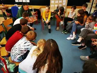 Prezes Naczelnej Rady Adwokackiej Przemysław Rosati oraz uczniowie pierwszej, drugiej i trzeciej klasy SP nr 148 im. Hugona Kołłątaja w Warszawie 