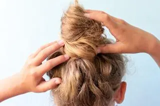 Fryzura messy bun