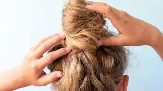 Ta fryzura sprawdzi się u fanek szybkich i prostych uczesań. Messy bun podbija TikToka 