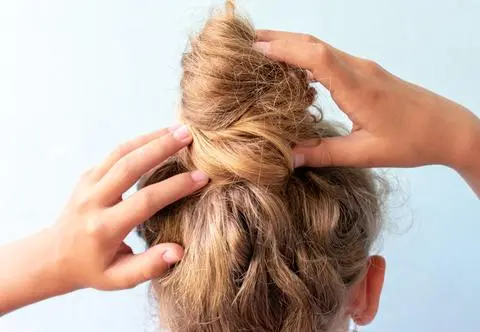 Ta fryzura sprawdzi się u fanek szybkich i prostych uczesań. Messy bun podbija TikToka 