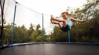 Tiktokowy trend może być niebezpieczny. Czym jest "trampolina śmierci"?