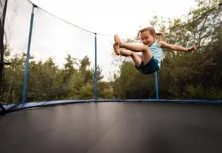 Tiktokowy trend może być niebezpieczny. Czym jest "trampolina śmierci"?