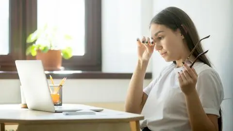 Kobieta, która przeciera oczy 