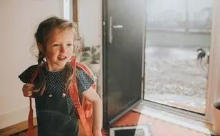 Dziewczynka z plecakiem