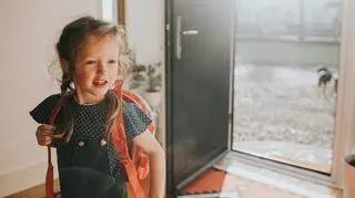 Dziewczynka z plecakiem