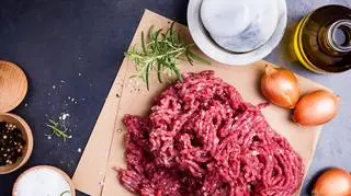 W mięsie wykryto groźną bakterię. Zjedzenie produktu może prowadzić do krwotocznego zapalenia okrężnicy