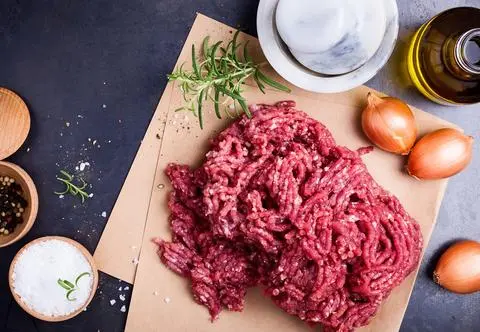 W mięsie wykryto groźną bakterię. Zjedzenie produktu może prowadzić do krwotocznego zapalenia okrężnicy