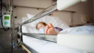 Dziecko na szpitalnym łóżku.