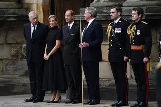 Książę Andrzej, hrabina Zofia i hrabia Edward przed Pałacem Holyrood