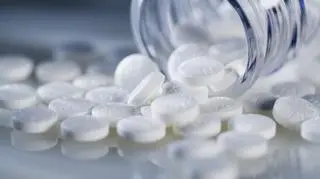 Profilaktyczne przyjmowanie Aspiryny chroni przed udarem? Nowe ustalenia badaczy