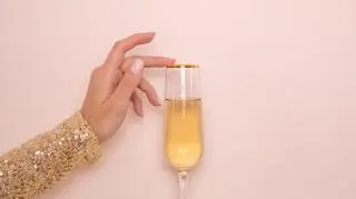 Champagne nails. Ten błyszczący manicure będzie hitem wiosny i lata 