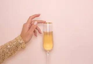 Champagne nails. Ten błyszczący manicure będzie hitem wiosny i lata 