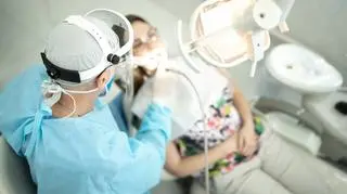 Dentysta oskarżony o gwałt. "Opuścił fotel pacjentki i dokonał ingerencji w jej sferę intymną"