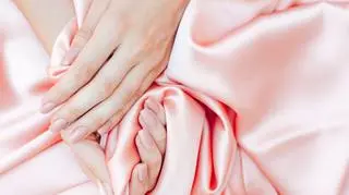 Nowa odsłona klasycznej stylizacji paznokci. Jak wykonać niewidzialny francuski manicure?