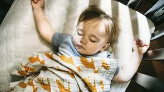 Po czym poznać, że dziecku jest zimno w nocy? Konsultantka snu: "To najdokładniejszy sposób" 